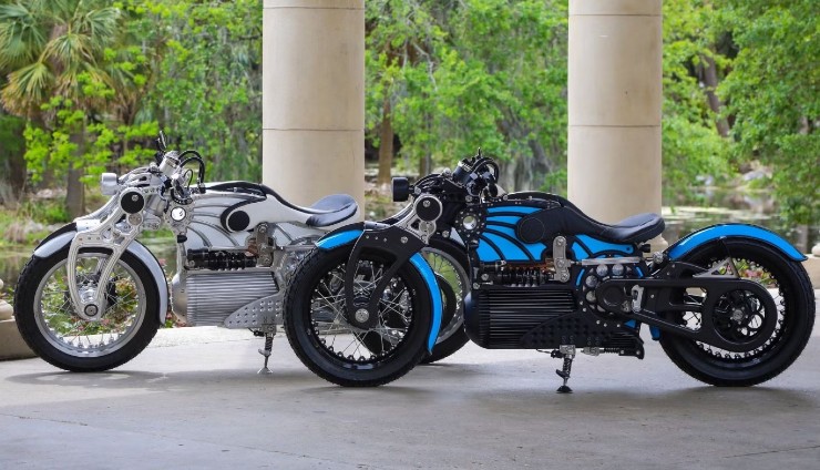 1. Curtiss Bespoke có giá niêm yết 120.000 USD (khoảng 3,13 tỷ đồng), là chiếc cruiser điện thủ công độc nhất vô nhị, được chế tạo theo yêu cầu cá nhân với tùy chọn thiết kế, pin, bánh xe và sạc phù hợp phong cách người lái. Trang bị động cơ Axial Flux Yasa P400, pin cho phạm vi 120 dặm (193 km) trong thành phố, hệ thống treo RaceTec, phanh Beringer và sạc đầy dưới 2 giờ bằng sạc Cấp độ 2.