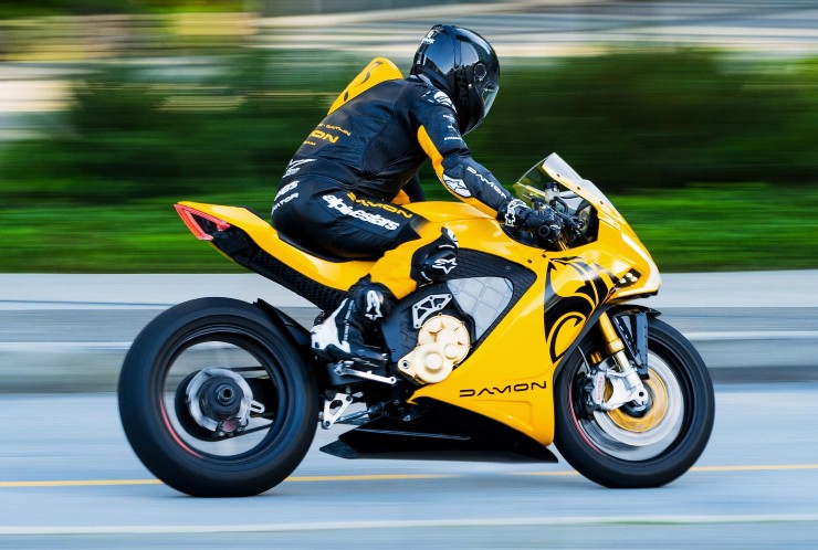5. Damon HyperSport Premier có giá niêm yết 40.000 USD, là siêu mô tô điện tiên tiến tích hợp hệ thống an toàn Copilot dùng radar và bộ chuyển số tư thế Swift linh hoạt giữa chế độ thể thao và đi lại. Nhờ hệ truyền động HyperDrive tích hợp trong khung, xe đạt tốc độ tối đa 322 km/h và phạm vi hoạt động 322 km.