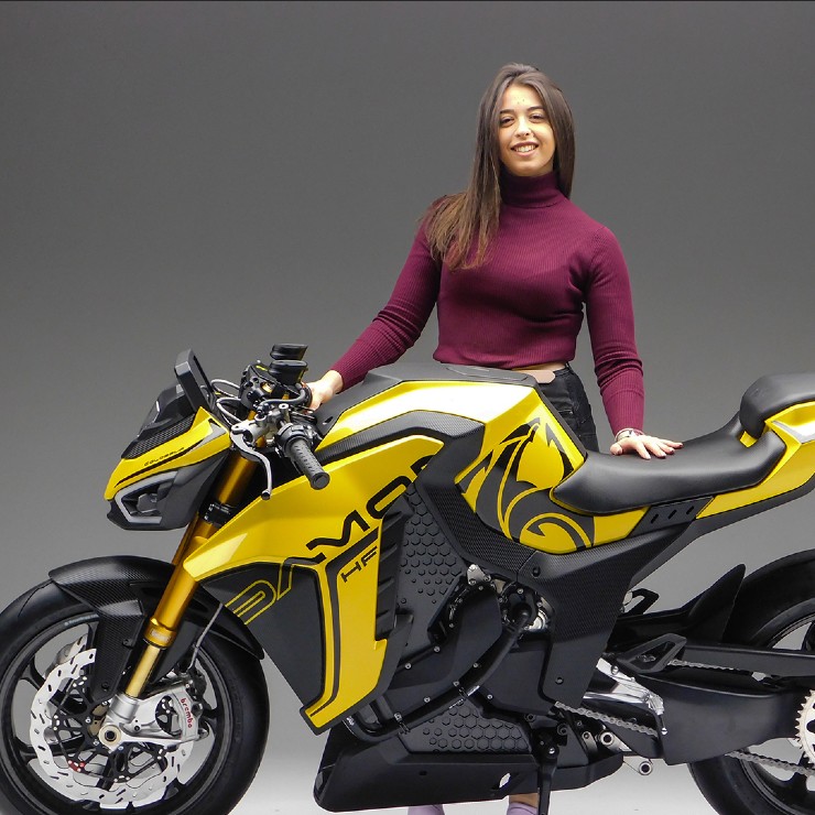 7. Damon HyperFighter Colossus có giá niêm yết 35.000 USD, Damon HyperFighter Colossus là phiên bản naked của HyperSport, sở hữu động cơ PMAC mạnh mẽ cho khả năng tăng tốc 0–60 mph dưới 3 giây và phạm vi hoạt động lên đến 230 km. Xe được trang bị công nghệ an toàn CoPilot, bộ chuyển số Swift, cùng khả năng sạc nhanh 80% trong 45 phút qua sạc DC.