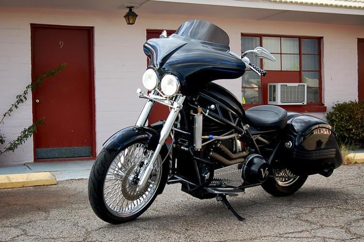 8. Brutus V9 có giá niêm yết 32.490 USD, Brutus V9 là lựa chọn lý tưởng cho những ai yêu thích kiểu dáng cruiser cổ điển của Mỹ nhưng muốn chuyển sang xe điện, với tư thế lái thoải mái và động cơ AC35 mạnh mẽ. Xe đạt tốc độ tối đa 185 km/h và có hai tùy chọn pin (18,8 kWh hoặc 33,7 kWh), cho phạm vi hoạt động lên đến 260 km trong thành phố.