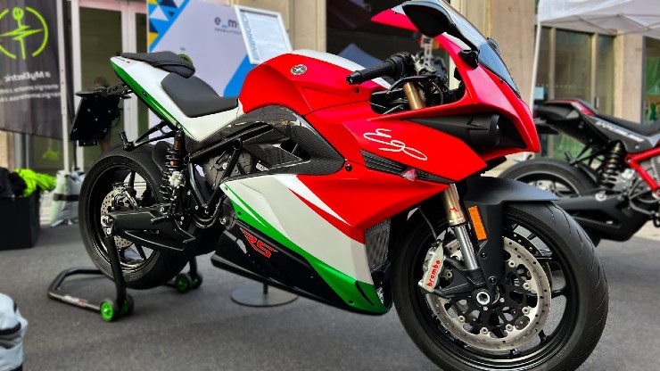 9. Energica Ego+ RS có giá niêm yết 25.600 USD, là siêu mô tô điện hiệu suất cao hàng đầu của Ý, được phát triển từ nền tảng xe đua Ego Corsa từng tham gia giải MotoE. Phiên bản RS sở hữu động cơ EMCE nhẹ, pin dung lượng lớn và hệ truyền động tinh chỉnh, giúp tăng tốc nhanh và đạt phạm vi hoạt động lên tới 420 km.