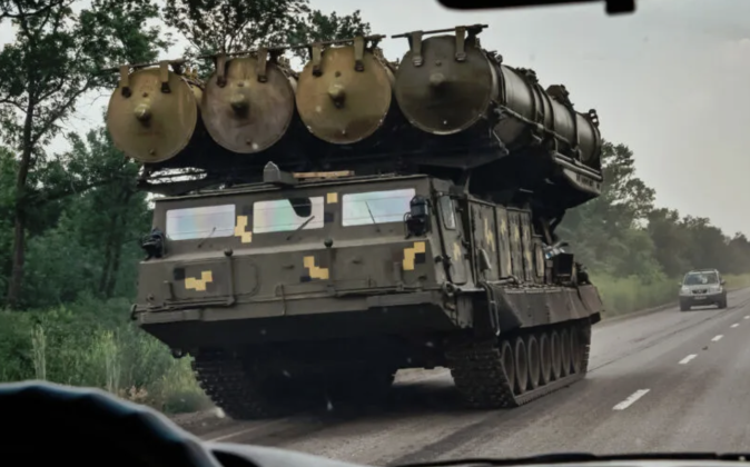 Hình ảnh hiếm hoi về xe phóng tên lửa phòng không S-300V1 của Ukraine. Ảnh: Military Watch.