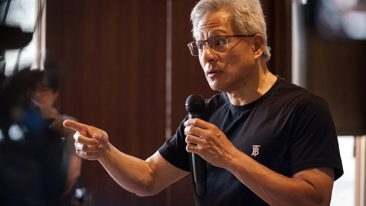 Jensen Huang, giám đốc điều hành của Nvidia Corp., phát biểu với giới truyền thông tại Bắc Kinh, Trung Quốc, vào thứ tư, ngày 16 tháng 7 năm 2025.