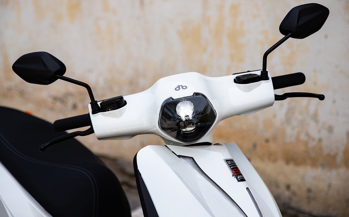 Xe trang bị nhiều tính năng hỗ trợ người lái.