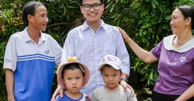 Bố phụ hồ, mẹ không biết chữ, con là thủ khoa t...
