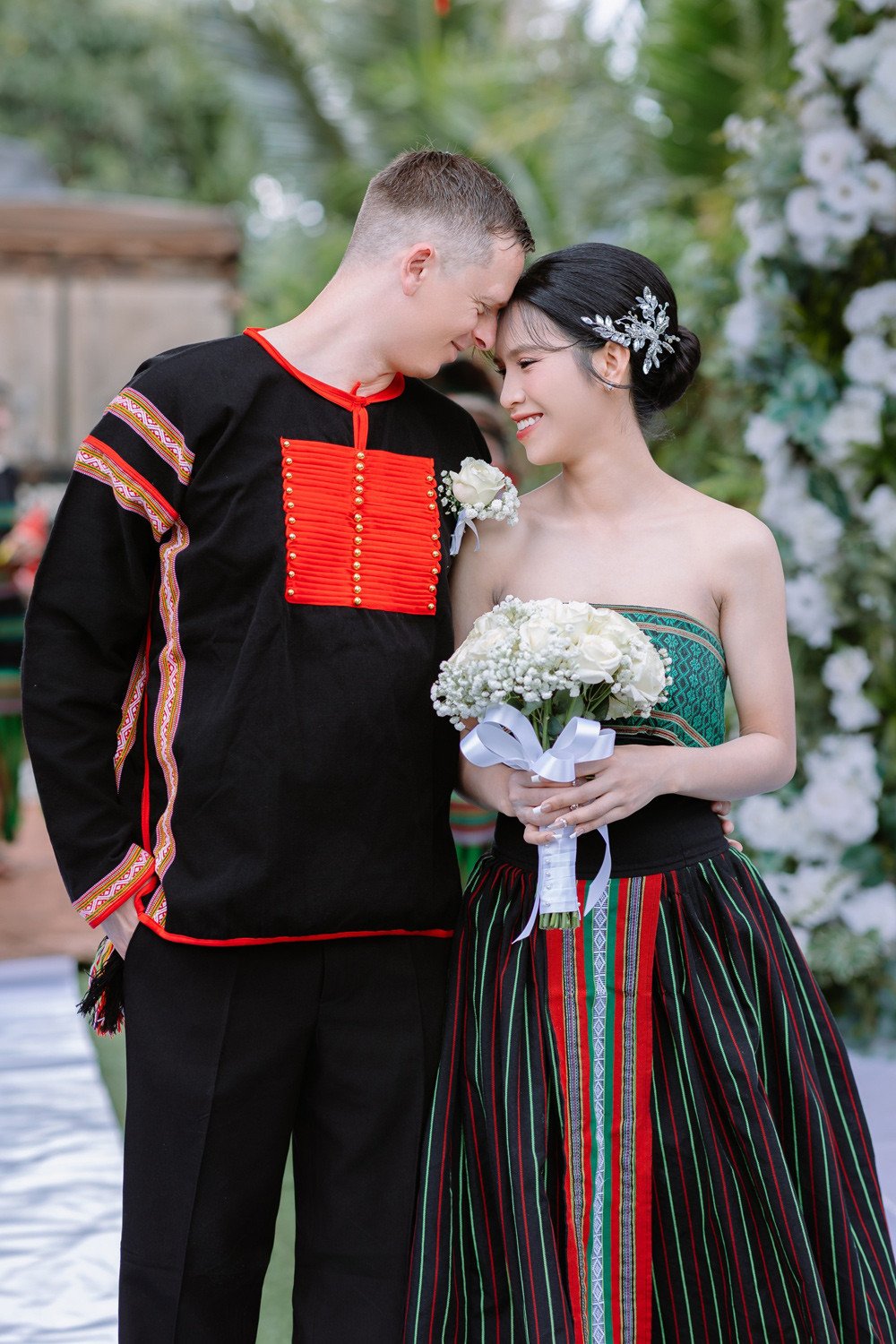Cô dâu Ê Đê dẫn nhà gái đi đón chú rể Đan Mạch, đám cưới rộn ràng khắp buôn làng - 3