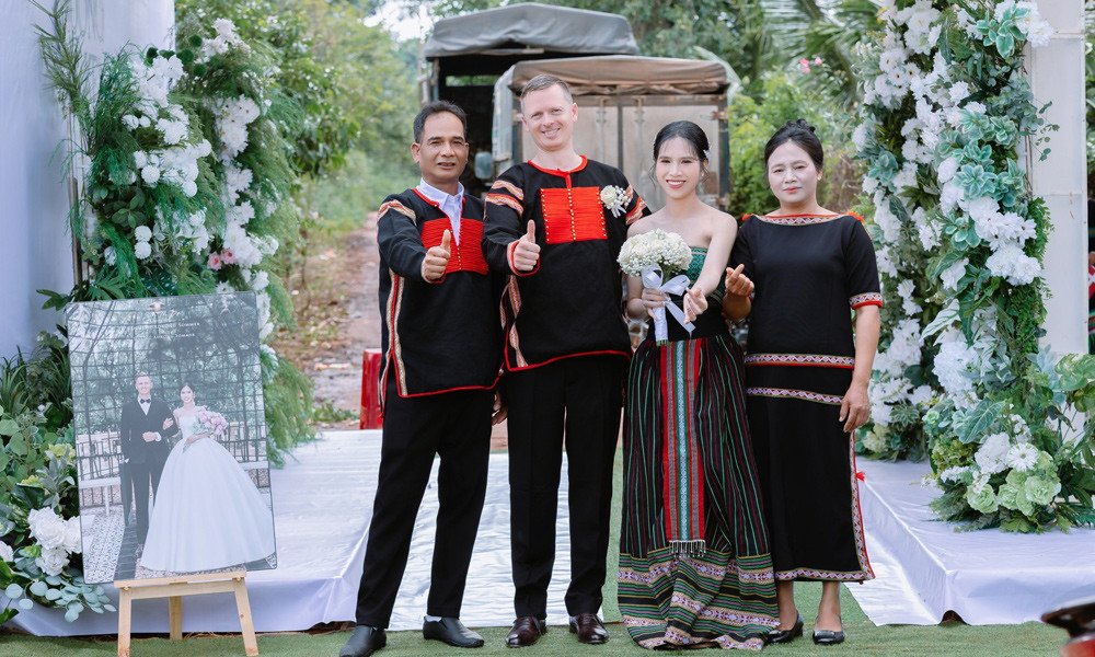 Vợ chồng Hương và hai bên bố mẹ 