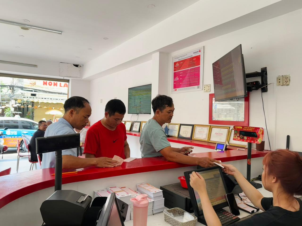 Lotto 5/35 sẽ dừng bán vé thời điểm quay số mở thưởng 30 phút, nên nhiều người đã đến điểm để mua vé để không bỏ lỡ - Ảnh: DNCC