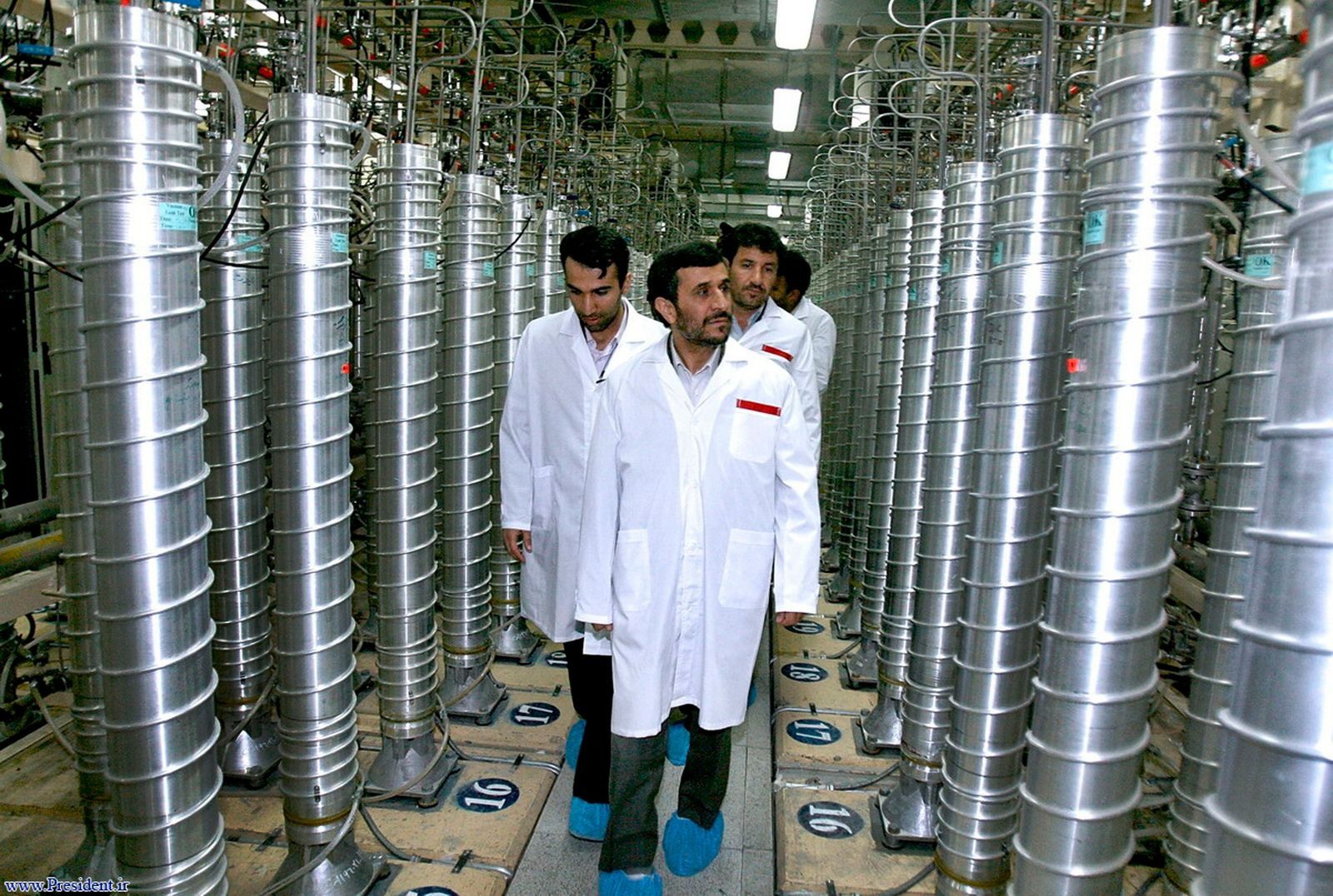 Tổng thống Iran Mahmoud Ahmadinejad trong chuyến thăm quan máy ly tâm tại cơ sở hạt nhân Natanz năm 2008. Ảnh: Office of the Presidency of the Islamic Republic of Iran