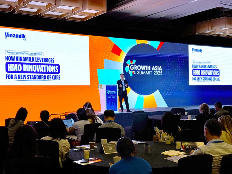 Đại diện Vinamilk, ông Nguyễn Quang Trí – Giám đốc điều hành Marketing – chia sẻ về đột phát 6 HMO trong sản phẩm sữa bột trẻ em Vinamilk tại diễn đàn lớn nhất châu Á về cơ hội phát triển trong ngành thực phẩm, đồ uống và dinh dưỡng (Ảnh: Hồng Nhân).