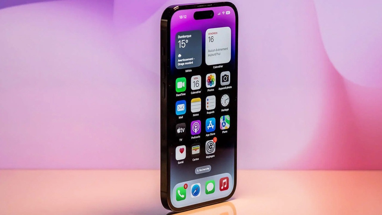 iPhone 14 Pro Max sở hữu mặt lưng kính nhám cùng khung viền thép bóng.