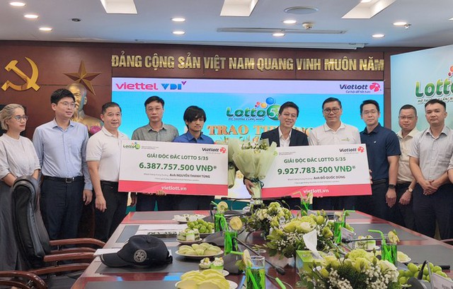 Anh Dũng và anh Tùng là hai vị khách hàng đầu tiên trúng giải Độc đắc Lotto 5/35 - Ảnh: DNCC