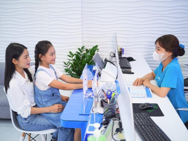 Khách hàng được tư vấn kỹ càng về xét nghiệm ký sinh trùng tại DIAG. Ảnh: DIAG