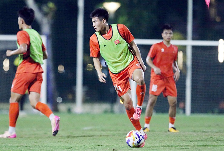 Phi Hoàng tập luyện cùng U23 Việt Nam ở Indonesia.