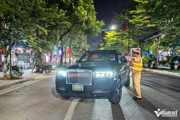 CSGT Hà Nội hóa trang &#39;theo dấu&#39; tài xế rời quán nhậu, 30 phút xử lý 10 &#39;ma men&#39; - 1