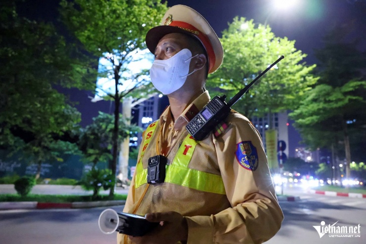CSGT Hà Nội hóa trang &#39;theo dấu&#39; tài xế rời quán nhậu, 30 phút xử lý 10 &#39;ma men&#39; - 4