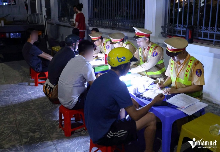 CSGT Hà Nội hóa trang &#39;theo dấu&#39; tài xế rời quán nhậu, 30 phút xử lý 10 &#39;ma men&#39; - 7