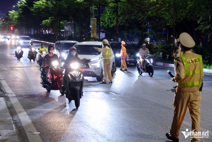 CSGT Hà Nội hóa trang &#39;theo dấu&#39; tài xế rời quán nhậu, 30 phút xử lý 10 &#39;ma men&#39; - 5