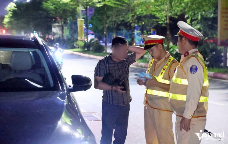 CSGT Hà Nội hóa trang &#39;theo dấu&#39; tài xế rời quán nhậu, 30 phút xử lý 10 &#39;ma men&#39; - 8