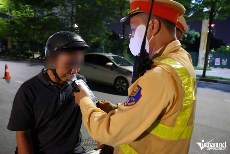 CSGT Hà Nội hóa trang &#39;theo dấu&#39; tài xế rời quán nhậu, 30 phút xử lý 10 &#39;ma men&#39; - 6