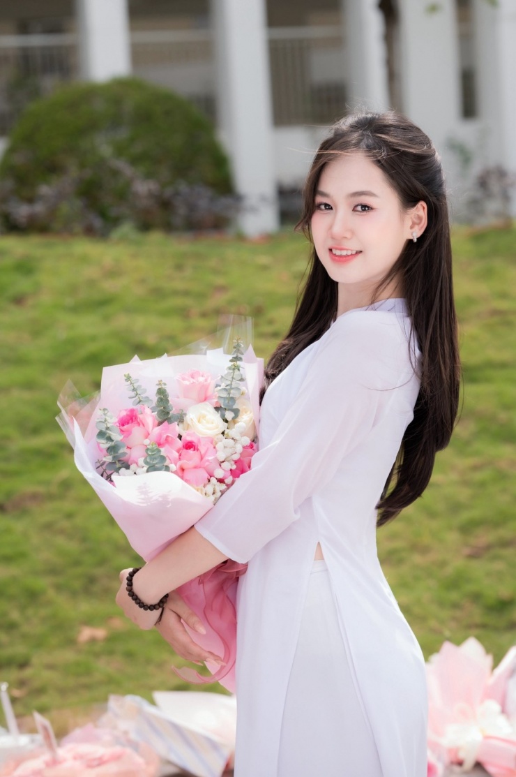 Ba thủ khoa THPT toàn quốc được khen tài sắc vẹn toàn - 1