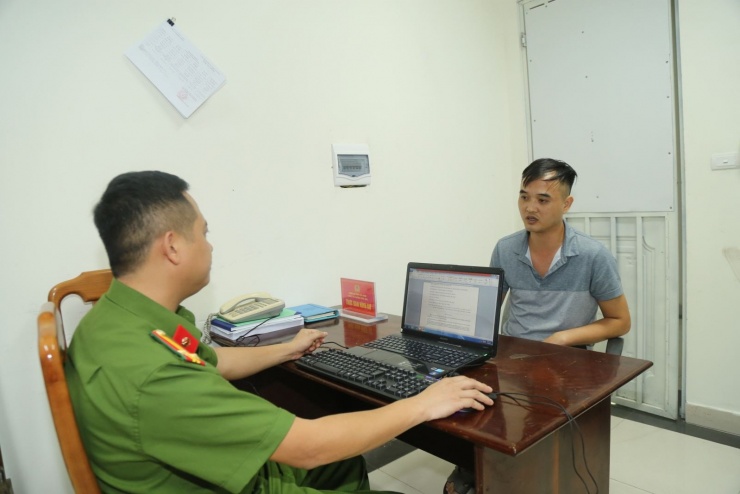 Đối tượng Nguyễn Văn Cương làm việc tại cơ quan Công an. Ảnh: CACC.