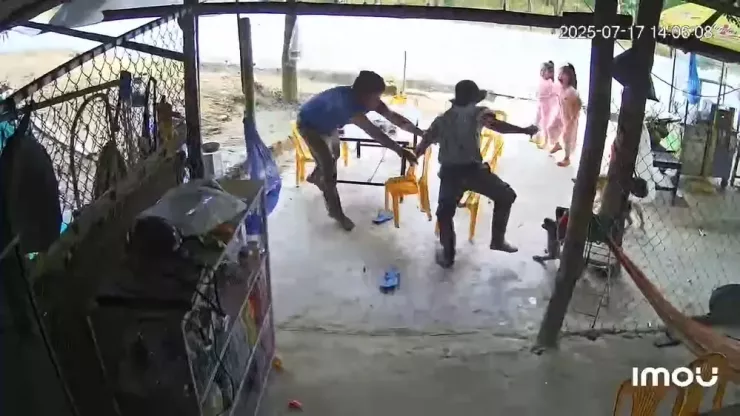 Đâm xong, thủ phạm cầm hung khí bỏ chạy.