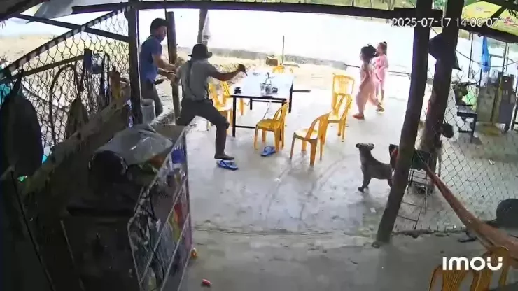 Khi ông Đ đang nằm võng thì thủ phạm xông vào đâm trọng thương.
