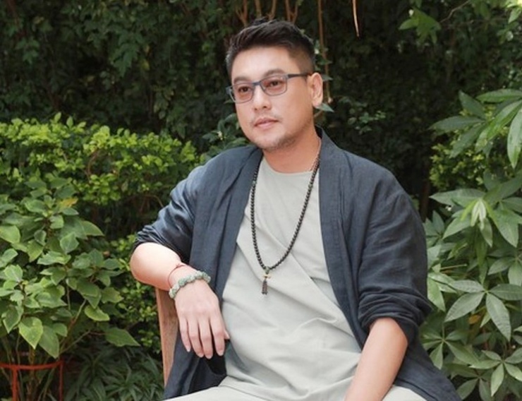 Chu Hiếu Thiên (46 tuổi) lộ mái tóc nhuốm màu gió sương.