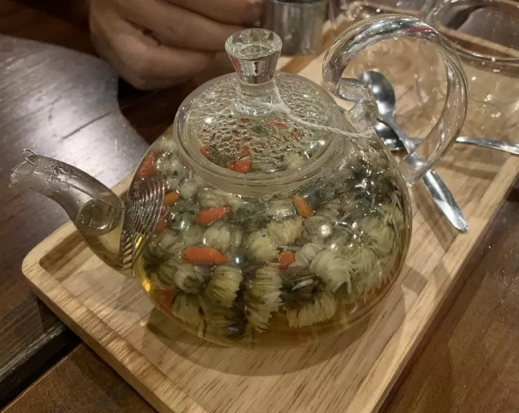 Hoa cúc đã được sử dụng hàng thế kỷ để làm dịu chứng viêm dạ dày, cải thiện chức năng gan và thúc đẩy quá trình lành vết thương. Đặc biệt, nó còn giúp tăng cường miễn dịch. Ảnh: PHƯƠNG LÊ.