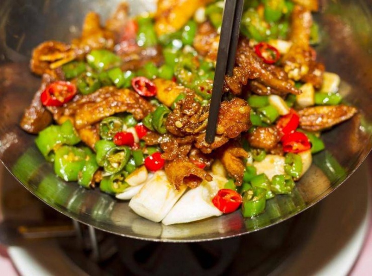 Ăn nhiều đồ cay nóng trong mùa hè khiến gan thêm nóng, tâm thêm phiền, da thêm mẩn ngứa.