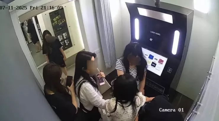 Hai phụ nữ Hàn Quốc xô xát với cô gái Việt tại tiệm chụp ảnh ở Hà Nội. Ảnh: X