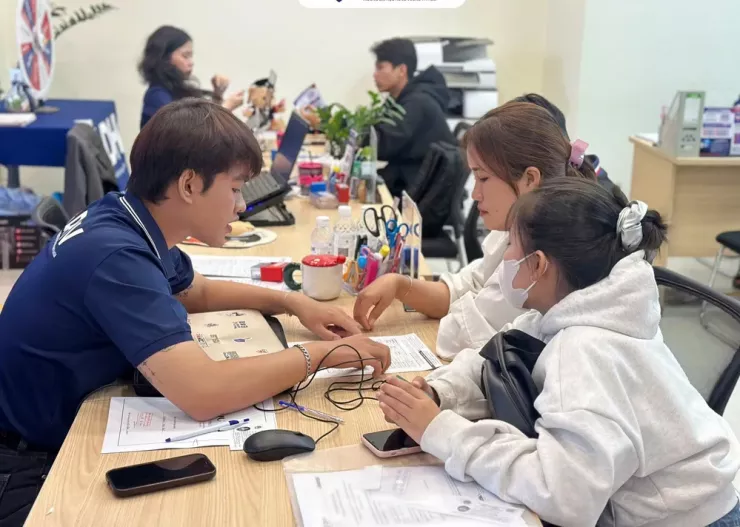 Đại diện Trường ĐH Hùng Vương TP.HCM tư vấn tuyển sinh cho thí sinh. Ảnh: DHV