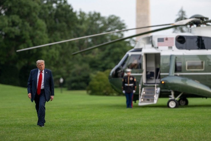 Nhà Trắng thông báo Tổng thống Mỹ Donald Trump đã được kiểm tra tình trạng sưng ở chân và được chẩn đoán mắc chứng suy tĩnh mạch mạn tính. Ảnh: WHITE HOUSE