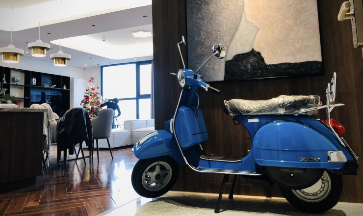 Chiếc xe được trưng bày trong một căn hộ chung cư cao cấp. 