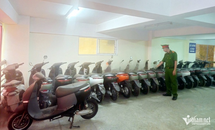 Cơ quan công an kiểm tra xe máy điện giả.