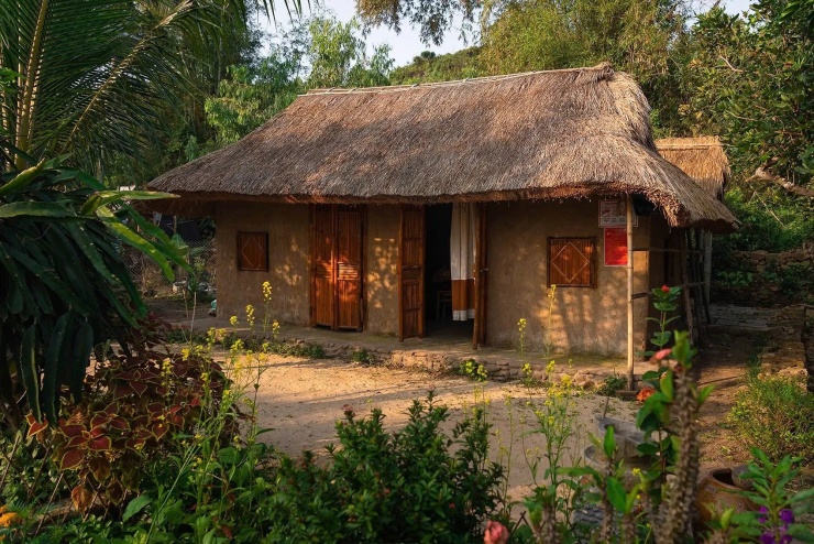 Những ngôi nhà tranh vách đất do bà con trong làng tự tay xây dựng. Ảnh: Nguyễn Hồng Nhật