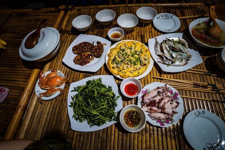 Bữa cơm của gia đình anh Nhật tại homestay được nấu từ những nguyên liệu chủ nhà đánh bắt, thu hái trong ngày. Ảnh: Nguyễn Hồng Nhật