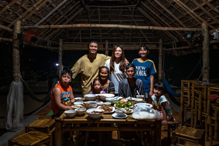 Bữa cơm chia tay ấm áp của gia đình anh Nhật với gia đình chủ homestay. Ảnh: Nguyễn Hồng Nhật