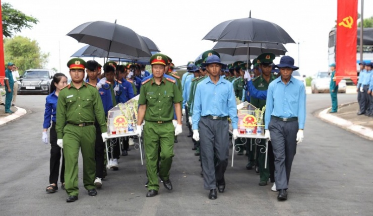 CBCS đưa các hài cốt liệt sĩ về với đất mẹ.
