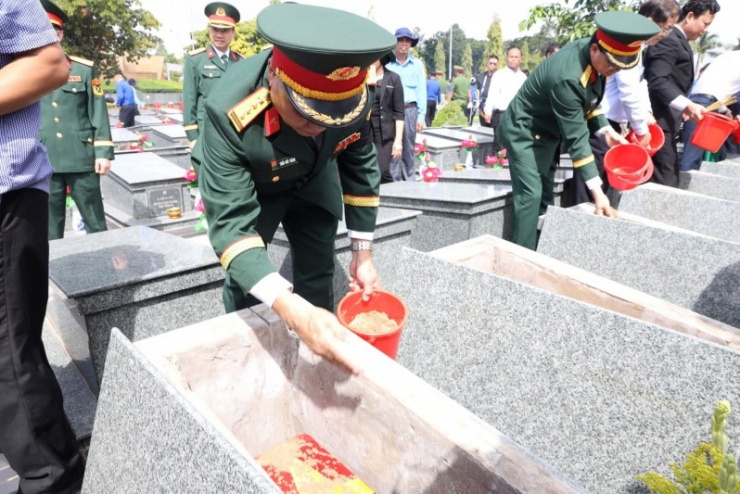 CBCS an táng các hài cốt liệt sĩ.
