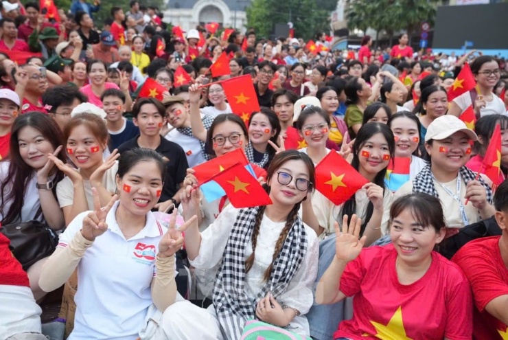 Người dân TP.HCM háo hức chờ đón đoàn diễu binh, diễu hành kỷ niệm 50 năm ngày Giải phóng miền Nam, thống nhất đất nước. (Ảnh: TPO)