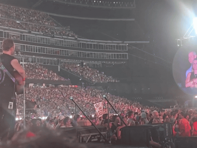 'Kiss Cam' là gì mà giúp bắt quả tang CEO ngoại tình trong đêm nhạc Coldplay