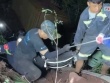 Video cảnh sát đu dây cứu tài xế xe đầu kéo rơi xuống vực sâu 70m