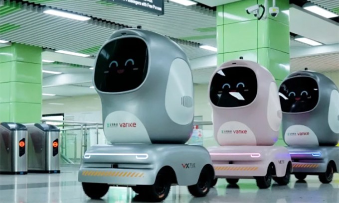 Ba robot giao hàng di chuyển qua một nhà ga. Ảnh: Vanke