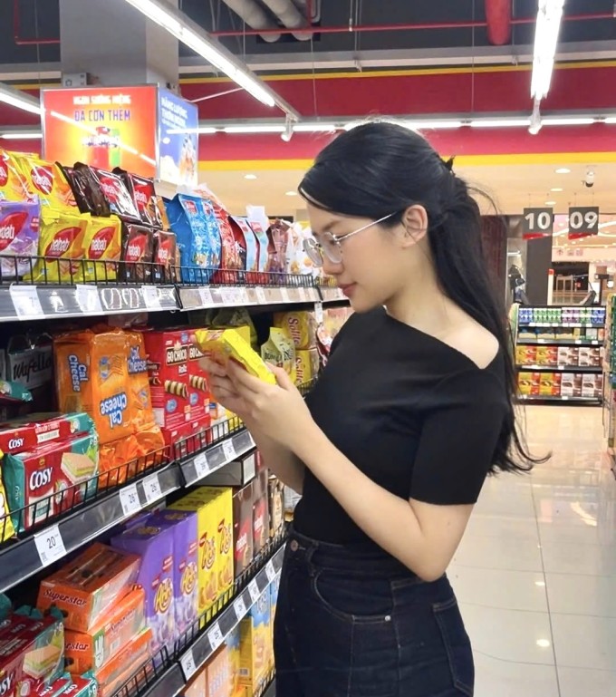 Mỗi lần mua đồ Linh Đan ở Hà Nội luôn đọc bảng thành phần, sau nhờ ChatGPT hỗ trợ phân tích, gợi ý các món đồ "nên hay không nên mua". Ảnh: Nhân vật cung cấp