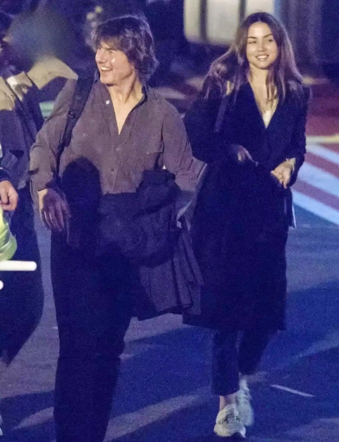Tom Cruise bên Ana ở sân bay tại London hồi tháng Ba. Ảnh: People