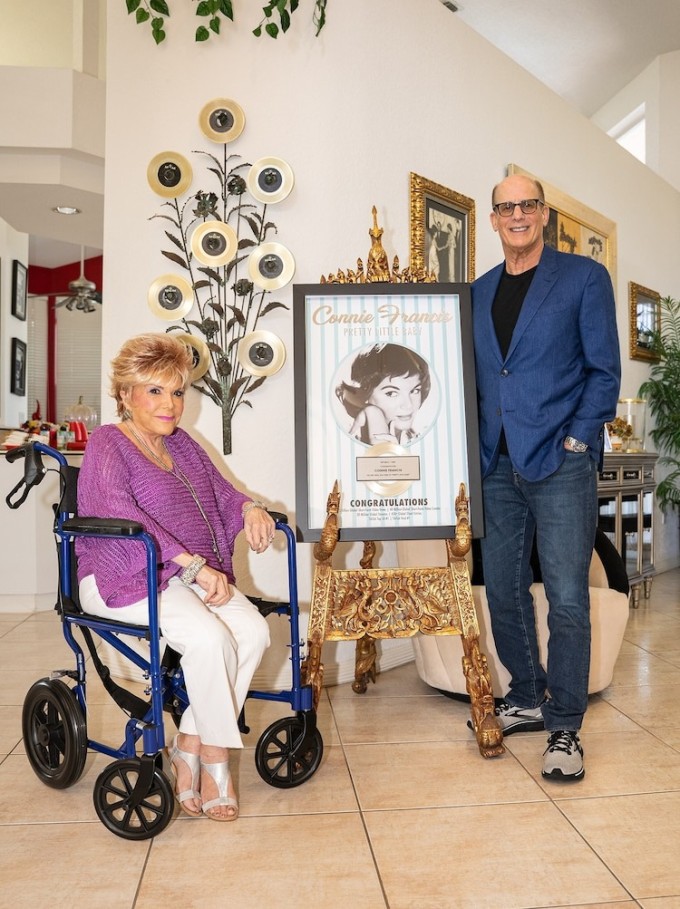 Danh ca Connie Francis và CEO Bruce Resnikkoff của công ty phân phối nhạc Universal Music Enterprises bên cạnh bằng khen thành tích của "Pretty Little Baby" trên TikTok. Ảnh: Erick Quituizaca