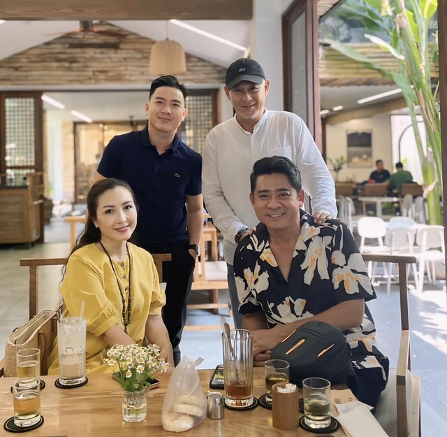 Cách đây vài tháng trên trang cá nhân của Huỳnh Anh Tuấn đã chia sẻ hình ảnh diễn viên Khánh Huyền cùng bạn bè, ở một số clip anh còn giới thiệu chị là vợ. Tuy nhiên, sau đó nam diễn viên sửa lại cho khán giả bớt hiểu lầm rằng Khánh Huyền chỉ là vợ trên phim mà thôi.