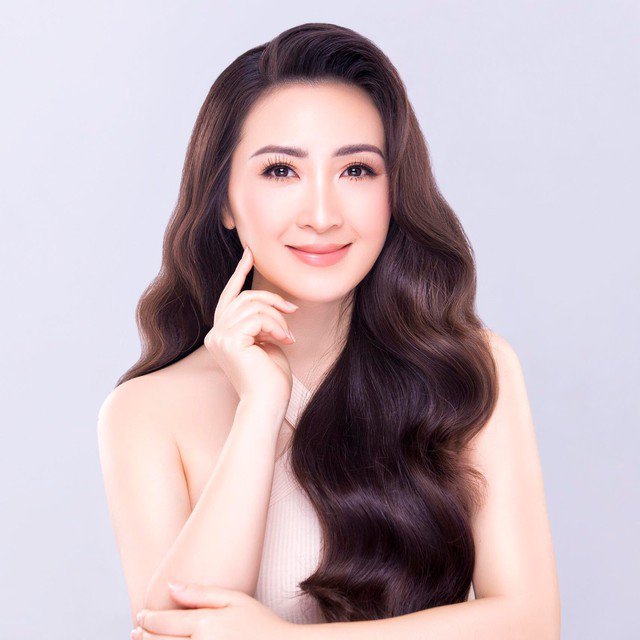 Thực tế, nhiều người quan tâm đến Khánh Huyền vì chị đã lâu không xuất hiện trên các bộ phim truyền hình. Với thế hệ gen Z sẽ ít bạn trẻ nhận ra Khánh Huyền là một diễn viên tài sắc một thời. Những năm thập niên 90 - 2000, chị được ví như "hoa hậu của màn ảnh Việt". Nữ diễn viên quá quen mặt với những phim Việt đình đám ngày xưa như: "Hát giữa chiều mưa"(đạo diễn Trần Phương), "Nụ tầm xuân", "Người nổi tiếng", "Vui buồn sau lũy tre" và nhiều rất nhiều phim được phát sóng vào khung "giờ vàng" thời điểm đó.
